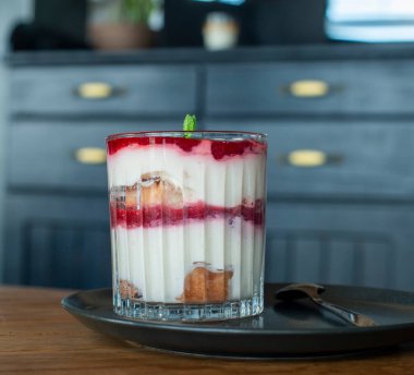 Taze ahududu, yabanmersini ve nane aromalı taze yoğurt..