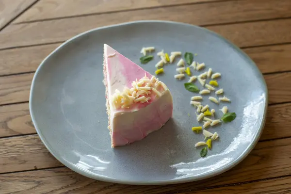 Pembe ve yeşil çaylı lezzetli bir pasta.