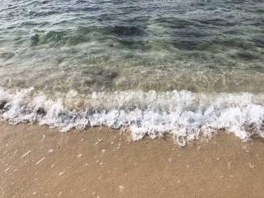 Kumda deniz dalgaları ve köpük