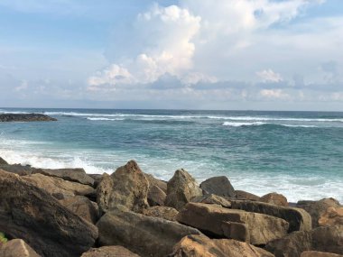 Deniz kıyısının güzel manzarası