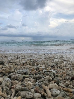 Güzel deniz manzarası ve kumsal.