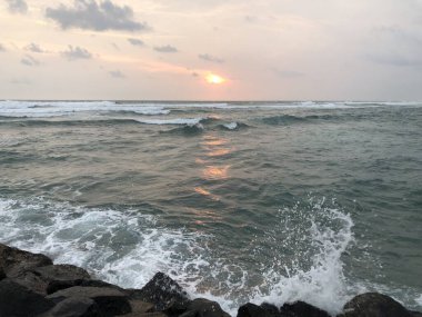 Denizin üzerinde güzel bir gün batımı