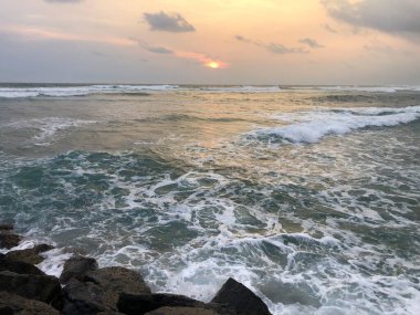 Dalgalar sahile çarpıyor.