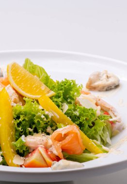 somon, sebze, peynir, zeytin ve domatesli salata