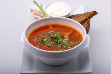 sebzeli tavuk göğsü çorbası, ekmek ve ekmek.