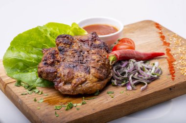 Izgara domuz boynu ve salata.