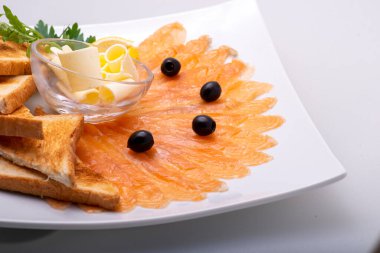 Somon ve tereyağlı tost.