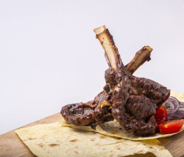 Sebzeli, baharatlı, sarımsaklı kuzu kaburgası