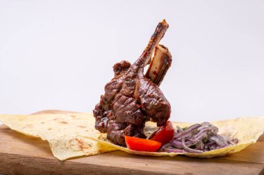 Kızarmış tavuk bacağı ve sebze ve sos.