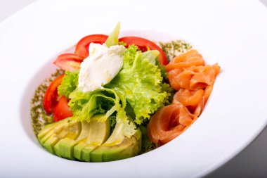 Karides, avokado, domates ve marullu taze salata.