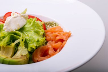 Beyaz arkaplanlı taze salata