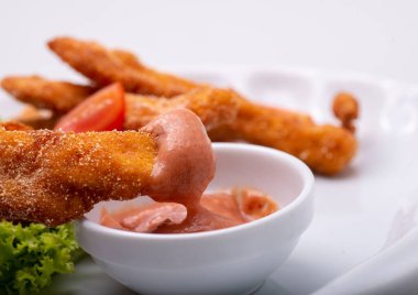 Yakın çekim - beyaz tabakta tavuk nugget