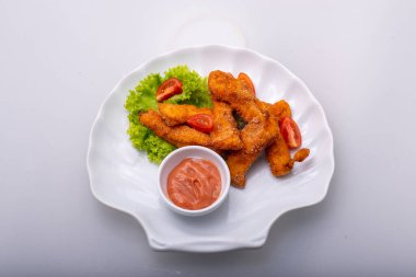 kızarmış tavuk kanadı ketçap ile