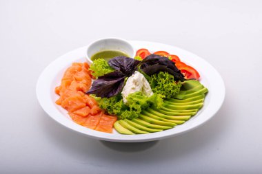 Somon, avokado, salatalık ve peynirli taze salata..