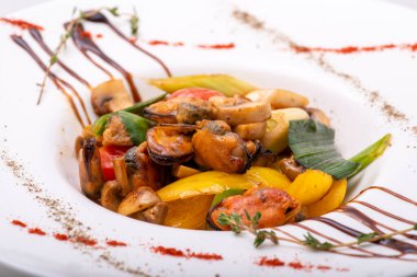 Sebzeli kızarmış tavuk.