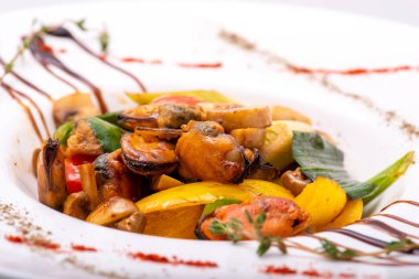 Patlıcan, domates, patlıcan ve sarımsaklı ızgara sebze.