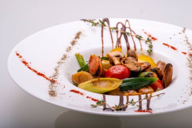 Et ve mantarlı ızgara sebze.