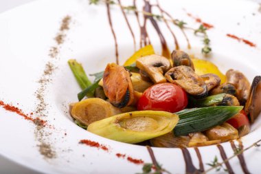 Lezzetli ızgara sebzeli et, yakın.