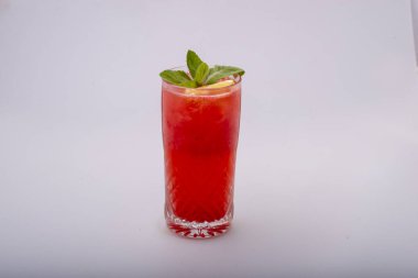 Beyaz arka planda bir bardak taze kokteyl.