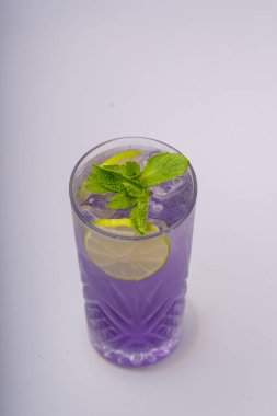 Bir bardak buz gibi kokteyl.
