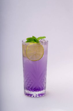 Bir bardak soğuk kokteyl.