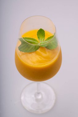 Beyaz arka planda naneli mango smoothie