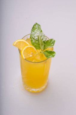 Buzlu bir bardakta taze portakal suyu.