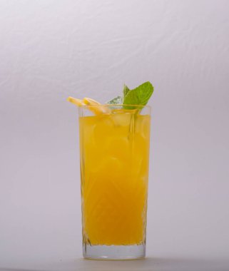 Portakal suyu ve naneli