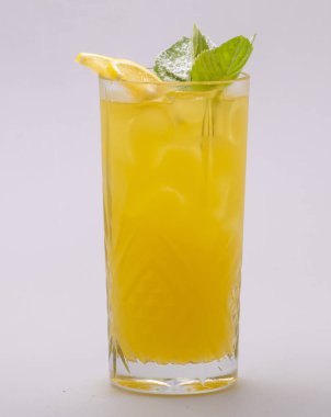 Beyaz arka planda buzlu taze portakal suyu.