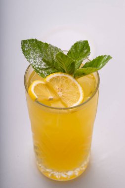 Bir bardak limonata ve naneli.