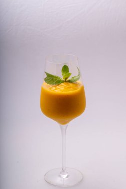 Bir bardak mango suyu.