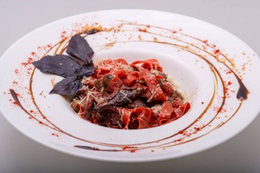 Domates soslu İtalyan makarnası ve parmesan peyniri.