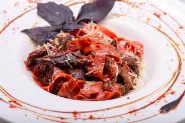 etli ve peynirli makarna