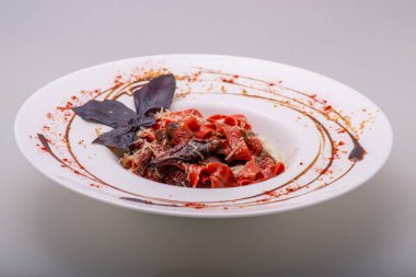 Siyah tabakta lezzetli et carpaccio yakın çekim