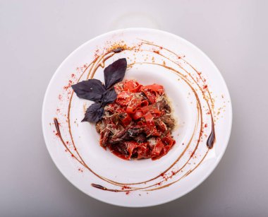 Domates soslu bir tabak taze makarna.