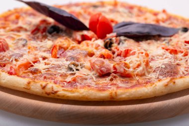 et ve mantarlı pizza