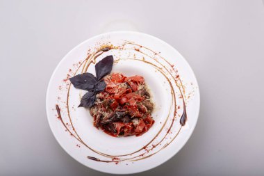 Baharatlı taze balık tabağı