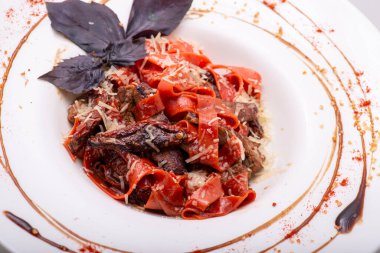 Et ve domates soslu makarna