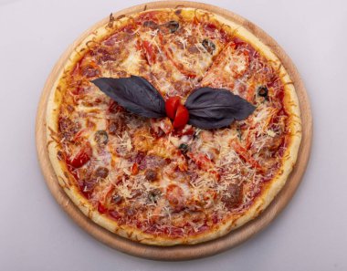 İtalyan pizza salam ve mantar ile