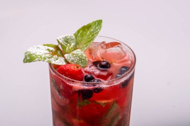Buz, nane ve böğürtlenli bir kokteyl.