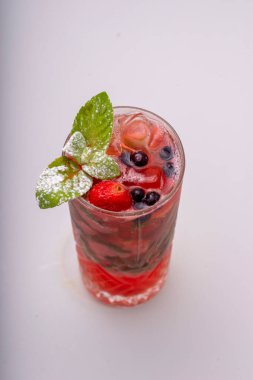 Beyaz arka planda buzlu ve naneli kokteyl.