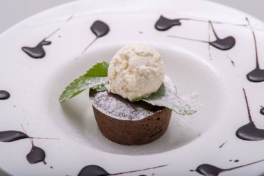 Kremalı çikolatalı pasta ve beyaz tabakta çikolata.