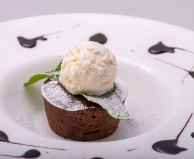 kek ve dondurma beyaz tabakta