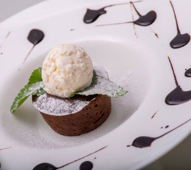 Çikolatalı browni kek vanilyalı dondurma ile