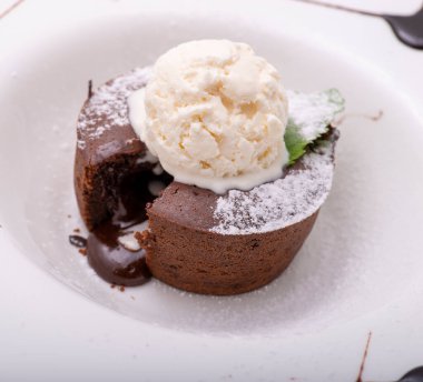 Dondurma ve çikolata soslu çikolatalı kekin yakın plan fotoğrafı.