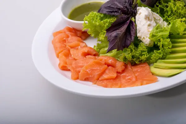 Taze somon salata avokado ile