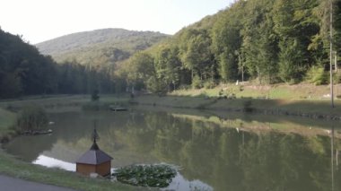 Parktaki gölün güzel manzarası