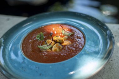 Etli çorbayı kapat.