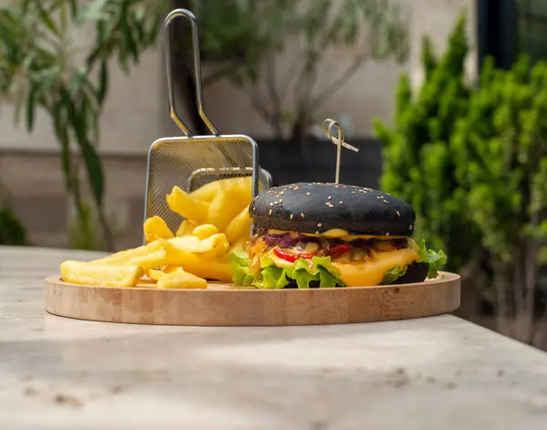 Peynirli lezzetli hamburger ve patates kızartması.