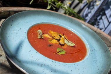 Etli ve otlu domates çorbası.